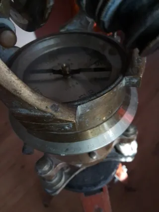 Teodolito antiguo con trípode