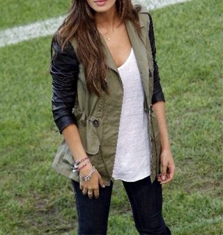 Chaqueta verde militar con mangas de piel