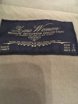 Chaqueta verde militar con mangas de piel