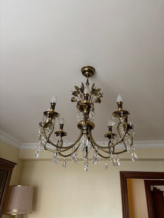 Lámpara de araña de cristal y metal dorado