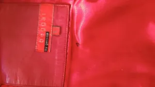 Cazadora de piel granate tirando a rojo