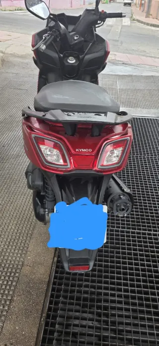 Kymco Maxi Scooter Roja y Negra