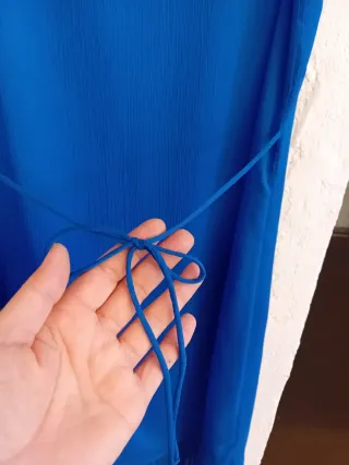 Vestido de fiesta azul con lazo