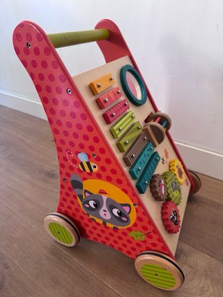 Andador de madera para bebé con actividades