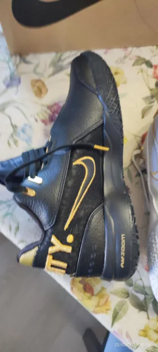 Zapatillas Nike Blancas y Negras LeBron nxxt