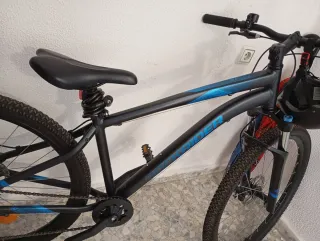 Bicicleta MTB Negra y Azul