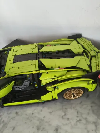 Replica dettagliata della Ferrari Daytona costruita con pezzi Lego