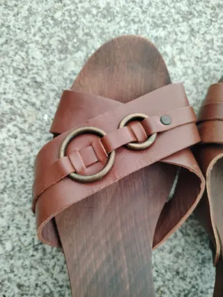 Sandalias de piel y madera Massimo Dutti T.40