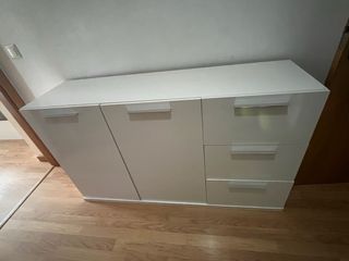 Mueble auxiliar beige y blanco. Aparador.