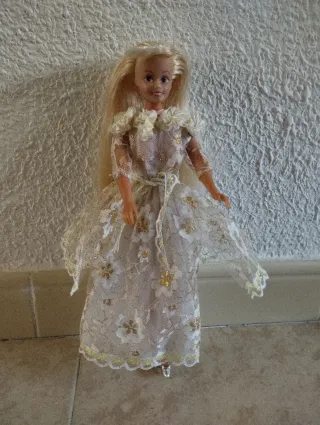 Sposa in Miniatura con Abito in Pizzo Dorato