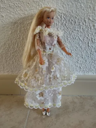 Sposa in Miniatura con Abito in Pizzo Dorato