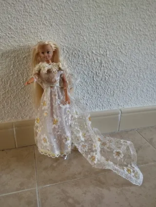 Sposa in Miniatura con Abito in Pizzo Dorato