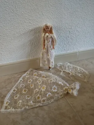 Sposa in Miniatura con Abito in Pizzo Dorato