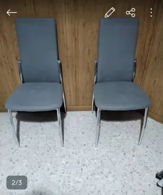 Dos sillas grises de tela y metal