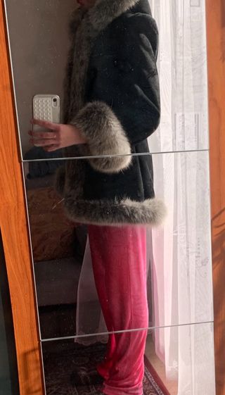 Abrigo negro con capucha y pelo (elegante)