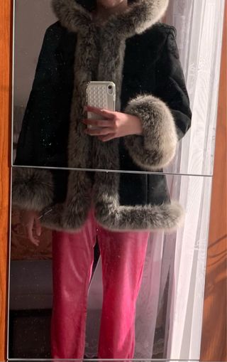 Abrigo negro con capucha y pelo (elegante)