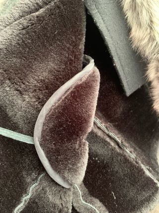 Abrigo negro con capucha y pelo (elegante)