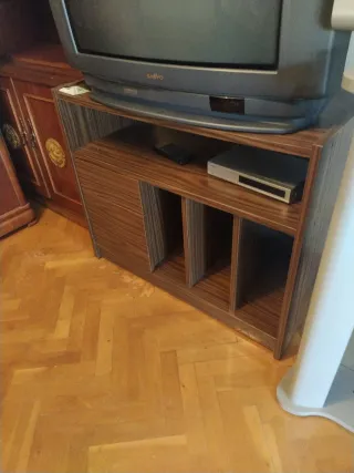 Mueble TV con cajones y huecos