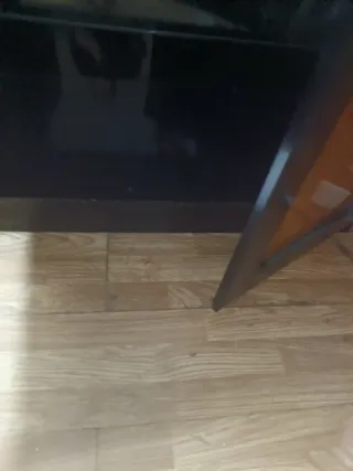 Mueble de madera y cristal negro