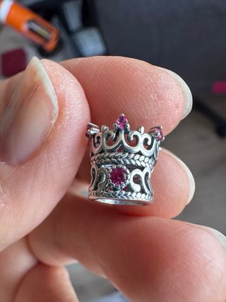 Charm Corona Plata S925 con Circonitas Moradas