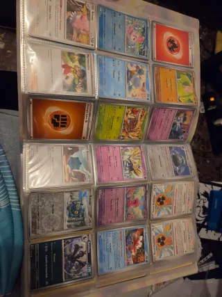 Álbum de cartas Pokémon variadas