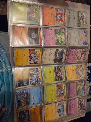 Álbum de cartas Pokémon variadas