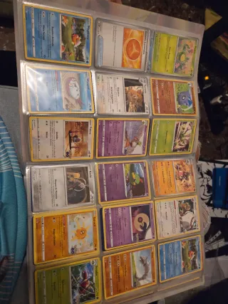 Álbum de cartas Pokémon variadas
