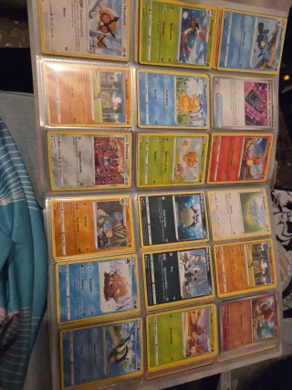 Álbum de cartas Pokémon variadas