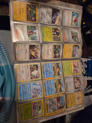 Álbum de cartas Pokémon variadas