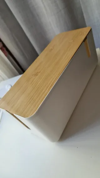 Caja organizadora de cables blanca