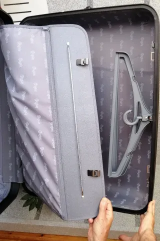 Maleta marca Dustin, con ruedas