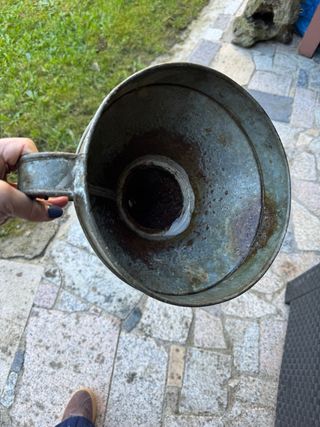 Embudo metálico grande