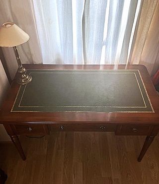 Escritorio y silla de madera y cuero