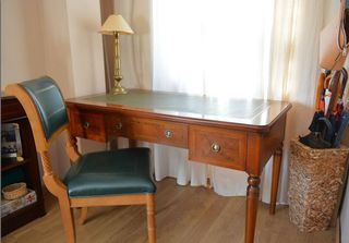 Escritorio y silla de madera y cuero