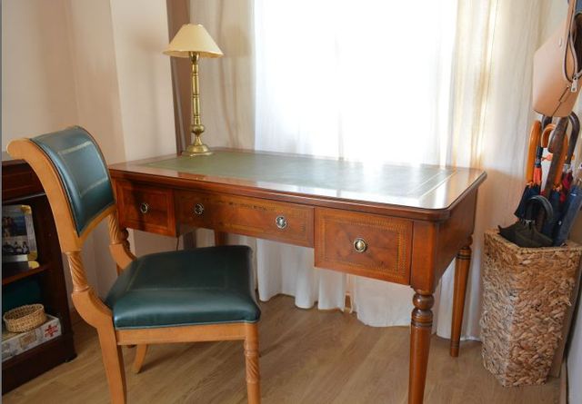 Escritorio y silla de madera y cuero
