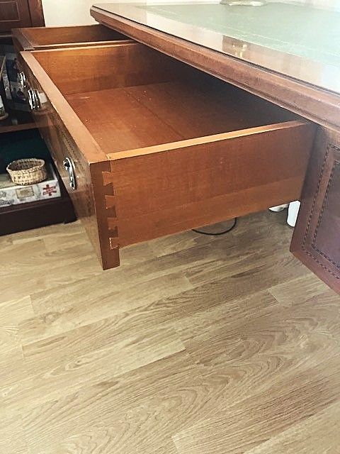 Escritorio y silla de madera y cuero