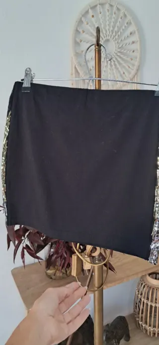 Falda de lentejuelas negra y dorada