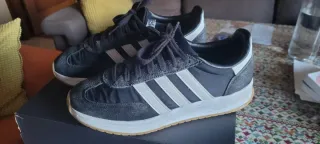 Zapatillas Adidas Negras y Grises