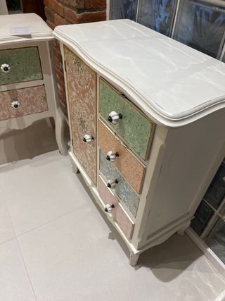 Mueble auxiliar blanco y multicolor