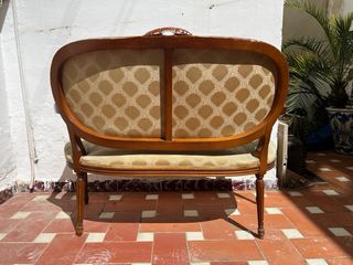 Sofá antiguo de madera y tela