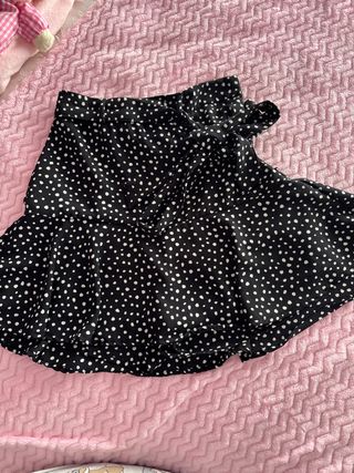 Falda corta lunares negra y blanca