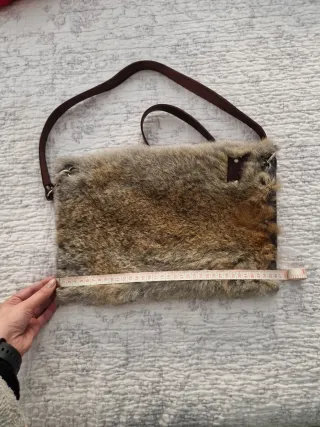 Bolso tipo sobre piel y pelo