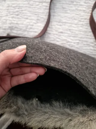 Bolso tipo sobre piel y pelo