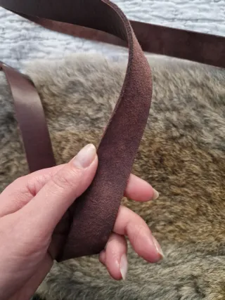 Bolso tipo sobre piel y pelo