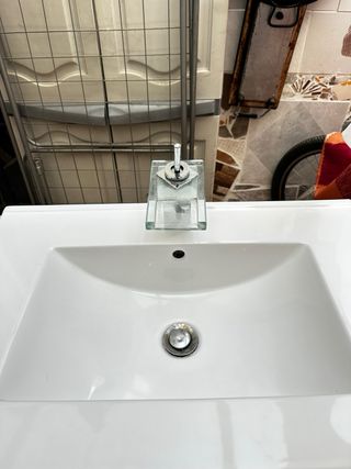 Lavabo con 4 cajones Y grifo de cascada