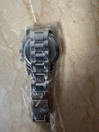 Reloj de pulsera azul y plateado