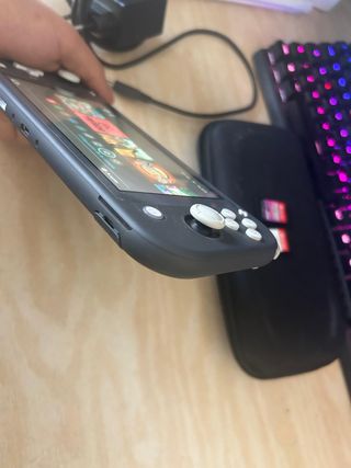 Nintendo Switch Lite + Funda + Cargador + 2 juegos