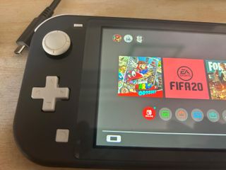 Nintendo Switch Lite + Funda + Cargador + 2 juegos