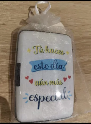 Tarjetero blanco y azul con mensaje