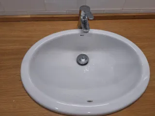 Mueble baño madera, lavabo y grifo